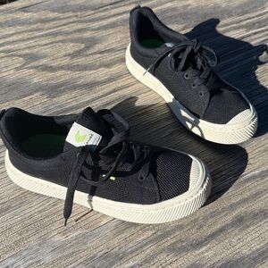 Cariuma Black Sneakers 5.5